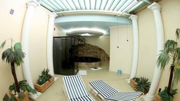Suíte, piscina particular | Frigobar, Wi-Fi de cortesia, roupa de cama