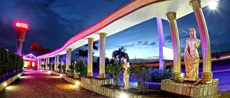 Mặt tiền nơi lưu trú - ban đêm