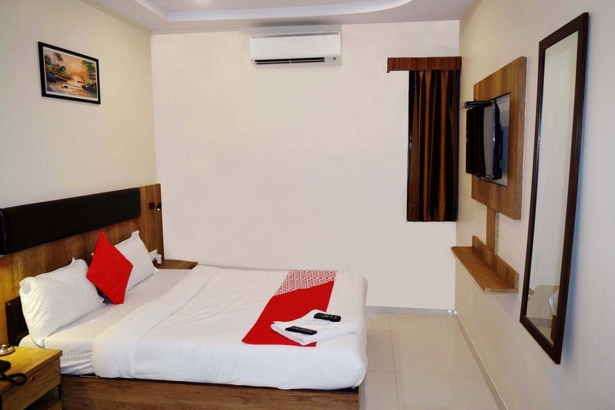 Executive Room | Living area | 14-inch LED TV with cable channels, TV