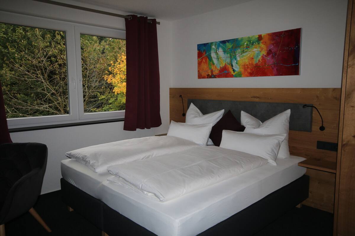 Business-Doppelzimmer, 1 Queen-Bett, zum Garten hin (WALDBLICK) | Bettwäsche aus ägyptischer Baumwolle, hochwertige Bettwaren