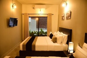 Desk, soundproofing, free WiFi, bed sheets - Pine Hill Residence (Kandy)