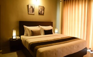 Dobbeltrom – deluxe, fjellutsikt | Skrivebord, lydisolert, wi-fi (inkludert) og sengetøy