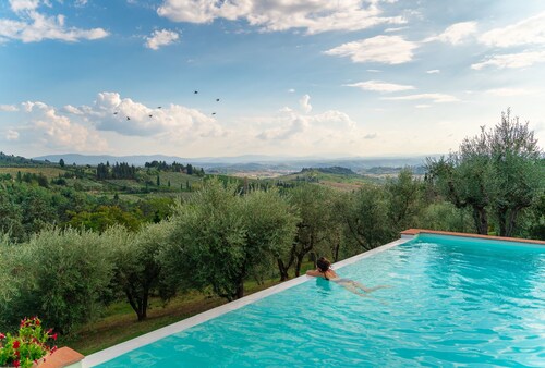 INFINITY POOL in CHIANTI