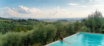 INFINITY POOL in CHIANTI