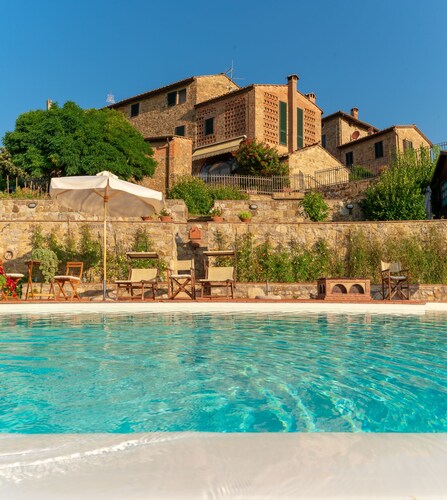 INFINITY POOL in CHIANTI