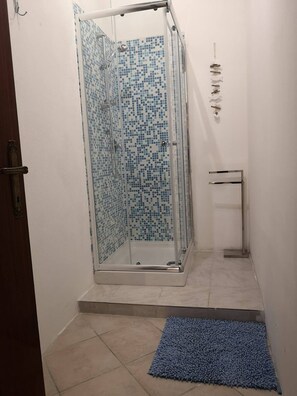 Apartamento familiar, 2 habitaciones | Ducha del cuarto de baño