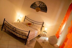 Căn hộ dành cho gia đình, 2 phòng ngủ | Bàn, bộ trải giường, có lối đi dành cho xe lăn 