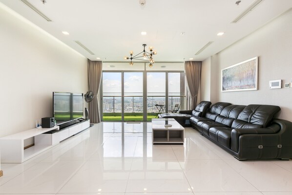 Căn hộ, 4 phòng ngủ, quang cảnh sông | Phòng khách | TV màn hình phẳng 