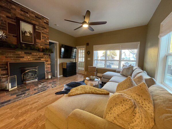 Smart TV, fireplace, books, stereo - Walking distance to Downtown Historic Main Street and Outlaw Square (Deadwood)