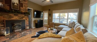 Walking distance to Downtown Historic Main Street and Outlaw Square