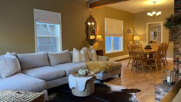 Smart TV, chimenea, libros y estéreo