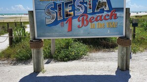 Schild am Strand von Sarasota, Florida, das diesen als den besten Strand der USA kennzeichnet.