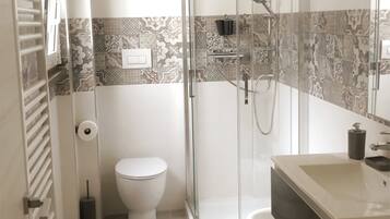 Double Room | Bathroom | Shower, rainfall showerhead, hair dryer, bidet