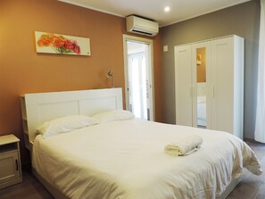 Kamar Double | Seprai Frette Italia, seprai premium, selimut bulu angsa, dan minibar
