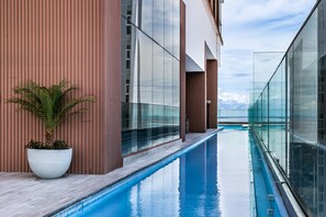 Una piscina al aire libre, una piscina con borde infinito