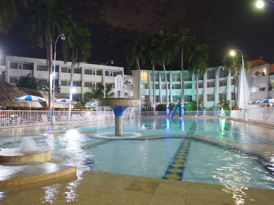 Een buitenzwembad, parasols voor strand/zwembad