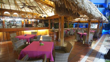 Bar junto a la piscina