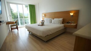 Superior Suite, Garden View | Gebar bulu kapas, bar mini, seterika/papan seterika, cadar katil 