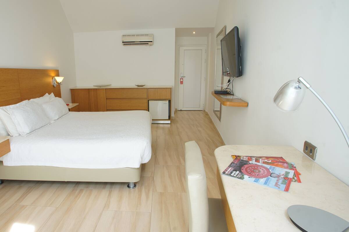 Couette en duvet d'oie, minibar, fer et planche à repasser