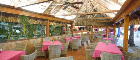 Bar en bord de piscine