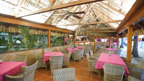 Bar en bord de piscine