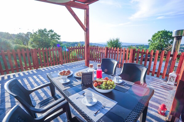 Outdoor dining - The window on the castle (Arcidosso)