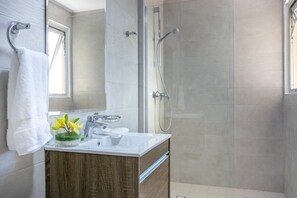 Apartment, 2 Bedrooms | Bathroom | Shower, free toiletries, hair dryer, towels - New Elegant Ocean View (Panama City)