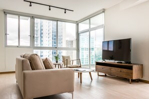 Căn hộ, 2 phòng ngủ | Khu phòng khách | TV màn hình phẳng