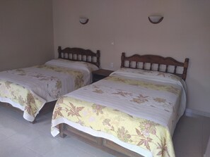 Habitación doble | Cortinas opacas, tabla de planchar con plancha, ropa de cama