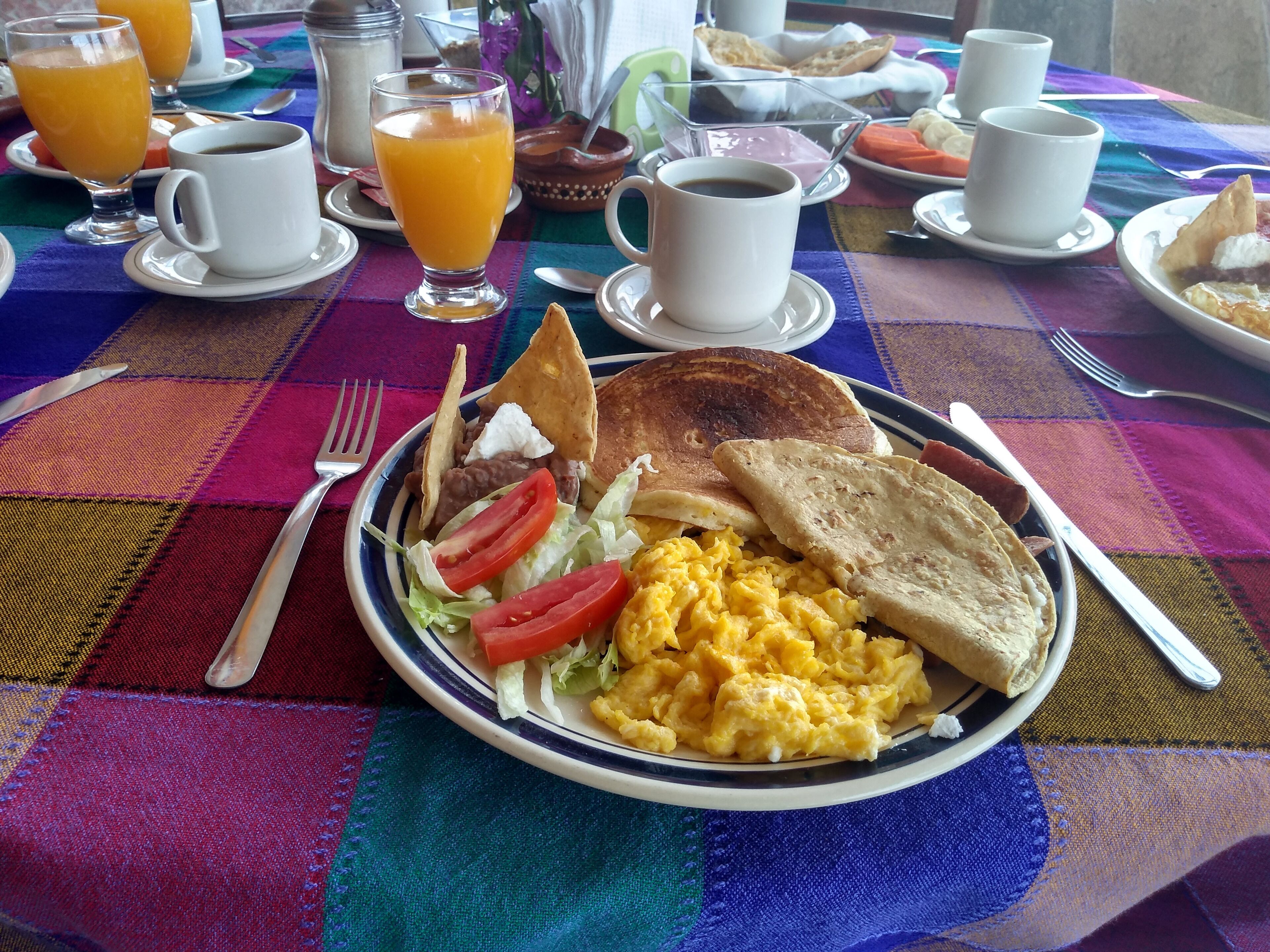 Desayuno a la carta todos los días (con cargo) 