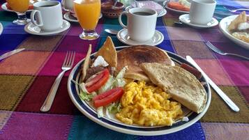 Desayuno a la carta todos los días (con cargo)