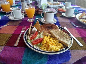 Desayuno a la carta todos los días (con cargo) 