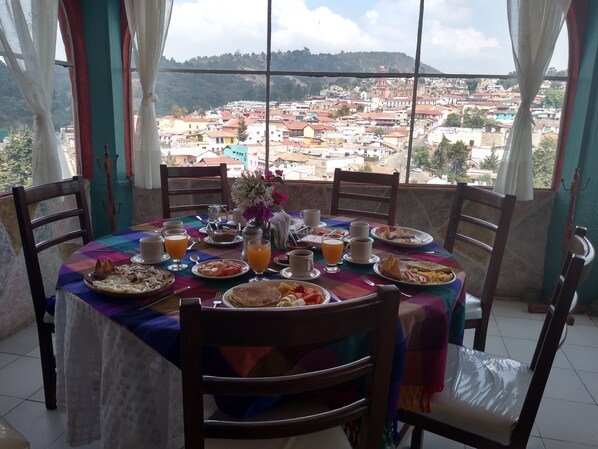 Serveert ontbijt, lunch en diner