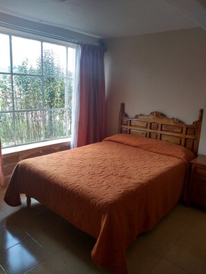 Habitación doble | Cortinas opacas, tabla de planchar con plancha, ropa de cama