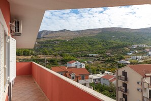 Property grounds - Apartment is located 5min walking from beach and with beautiful mountain view. (Podstrana)