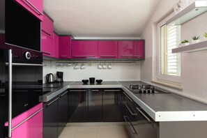 Dishwasher, coffee/tea maker, cookware/dishes/utensils