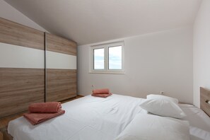 3 bedrooms, iron/ironing board, WiFi, bed sheets - Apartment is located 5min walking from beach and with beautiful mountain view. (Podstrana)