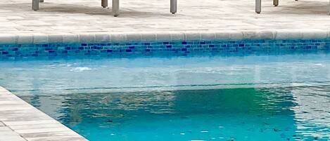 حمّام سباحة مُدفَّأ