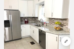 Dining tables - Kathleen’s Lakeland Ranch (Lakeland)