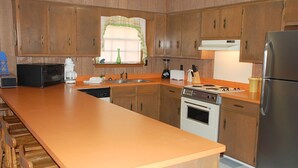House, Multiple Beds, Patio | Private kitchen | Coffee/tea maker, fridge, microwave, stovetop - Andrews Cottage SM Pets (Gulf Shores)