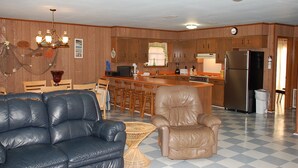 42-inch TV with cable channels - Andrews Cottage SM Pets (Gulf Shores)