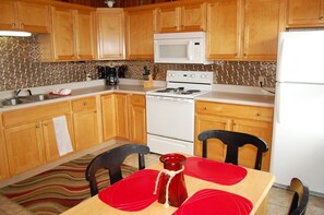 House, Multiple Beds, Patio | Private kitchen | Fridge, microwave, stovetop, coffee/tea maker - Alavista Sm Pets (Gulf Shores)