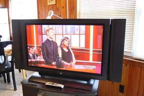 케이블 채널 시청이 가능한 42인치 TV