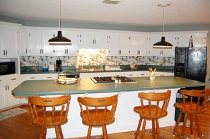 Fridge, microwave, stovetop, coffee/tea maker - Bingham's Bayside (Gulf Shores)