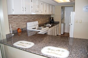 Condo, varias camas, balcón, vista al océano | Cocina privada | Refrigerador, microondas, parrilla de estufa y lavavajillas