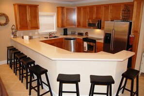 Geladeira, micro-ondas, cooktop, lava-louças