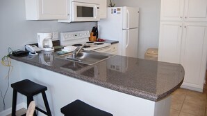 Coffee/tea maker, fridge, microwave, stovetop - Grand Caribbean 102 (Orange Beach)