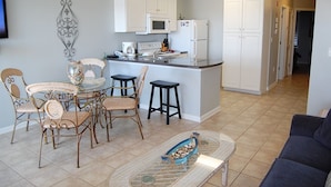Coffee/tea maker, fridge, microwave, stovetop - Grand Caribbean 102 (Orange Beach)