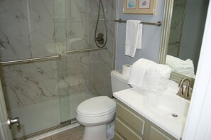 Condo, 2 Queen Beds, Balcony, Ocean View | Bathroom