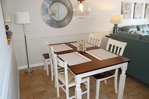 Kühlschrank, Mikrowelle, Herdplatte, Geschirrspüler